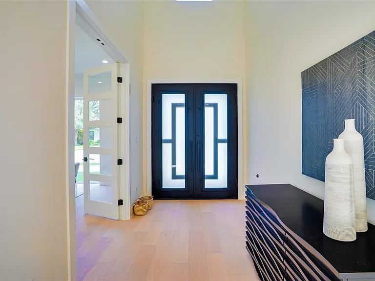 3611 S Versailles Ave — Photo 3