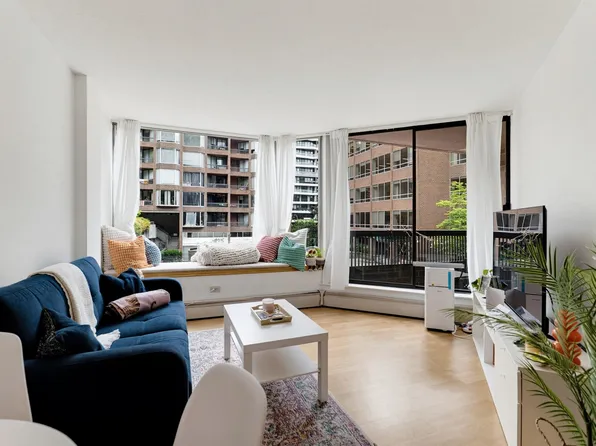 1330 Burrard St #214, Vancouver, BC V6Z 2B8