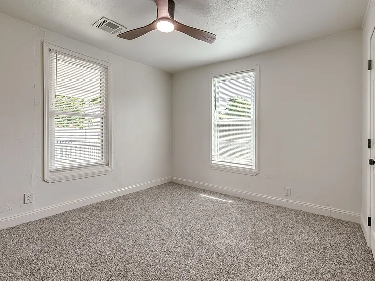 208 E Carson St — Photo 31