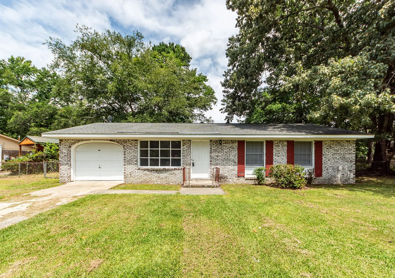 3 Bedroom, 1.5 Bathroom Home in Greenhurst - Summerville — Photo 1