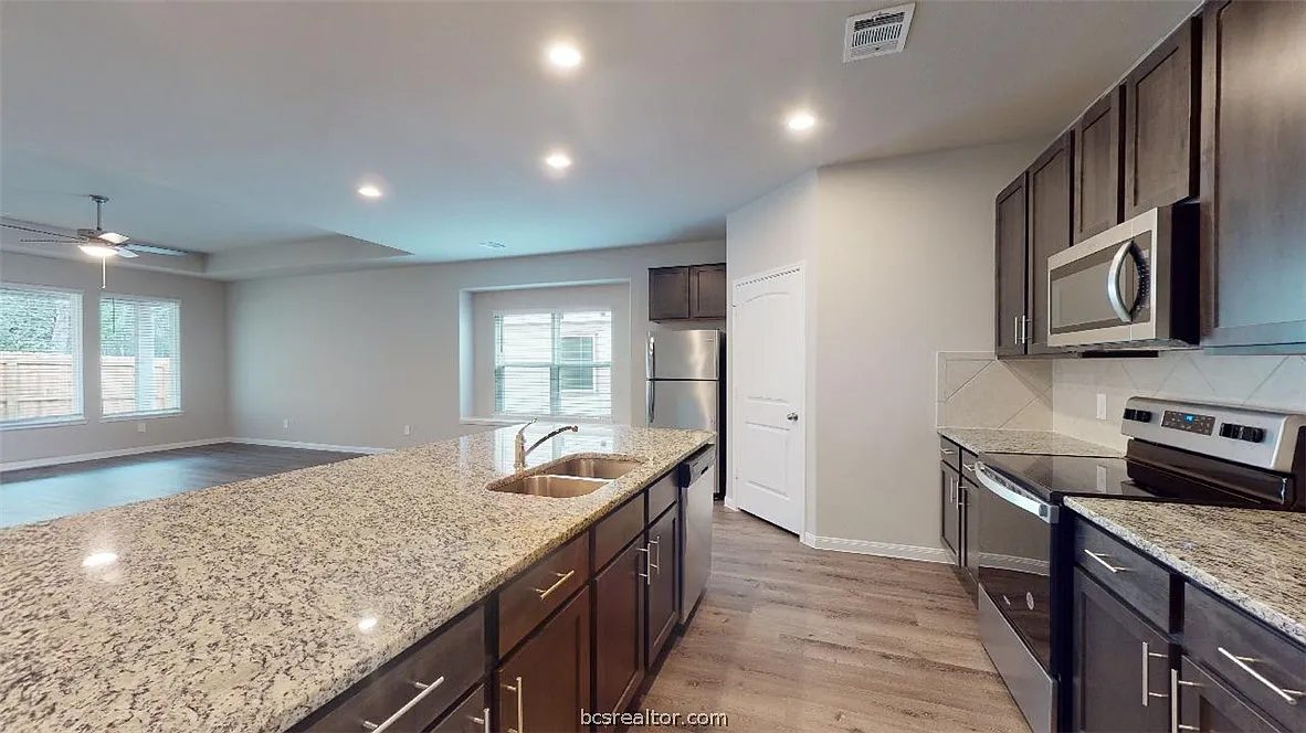 3 bed, 2.0 bath, 1523 sqft, $2,100 — Photo 4