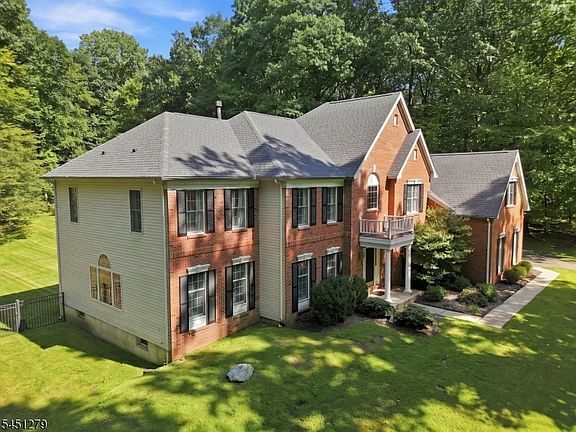2nd image of 39 Ascot Dr