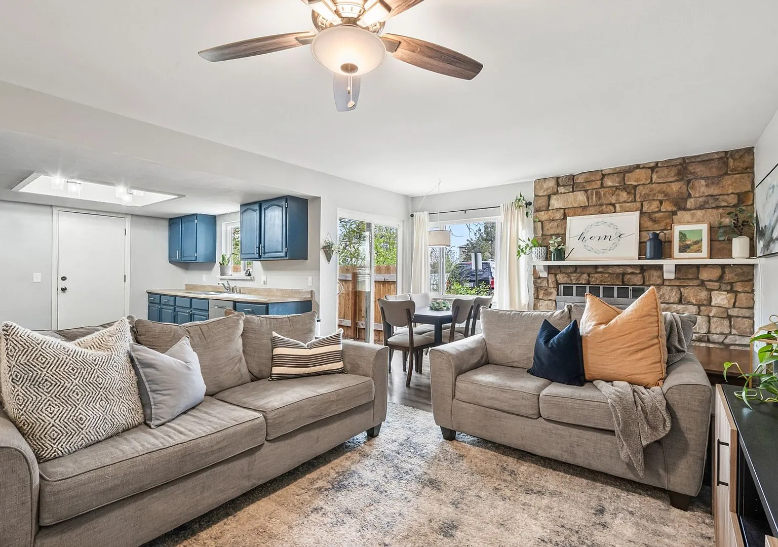 Spacious 3 Bedroom Townhouse-Style Condo Near Buckley SFB — Photo 1