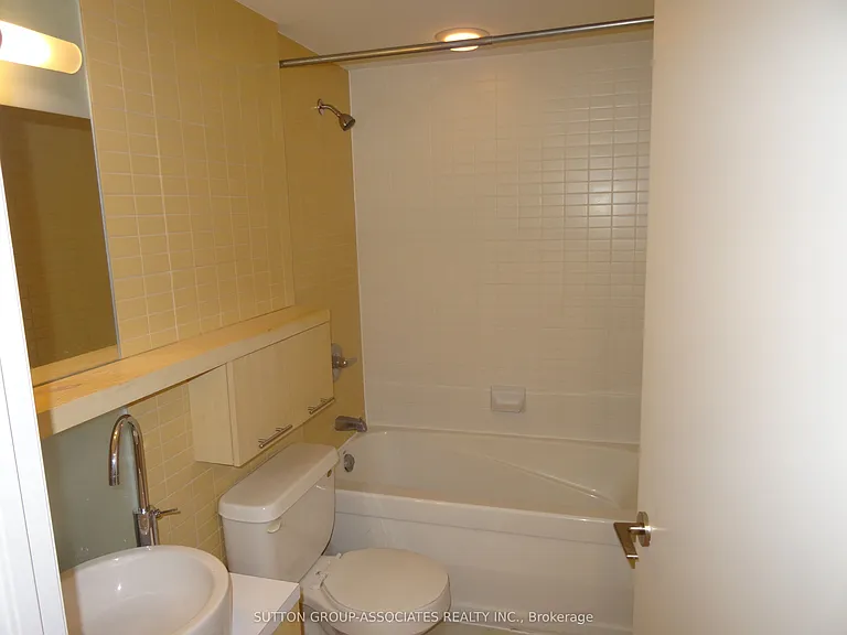 25 Carlton St #304 — Photo 8