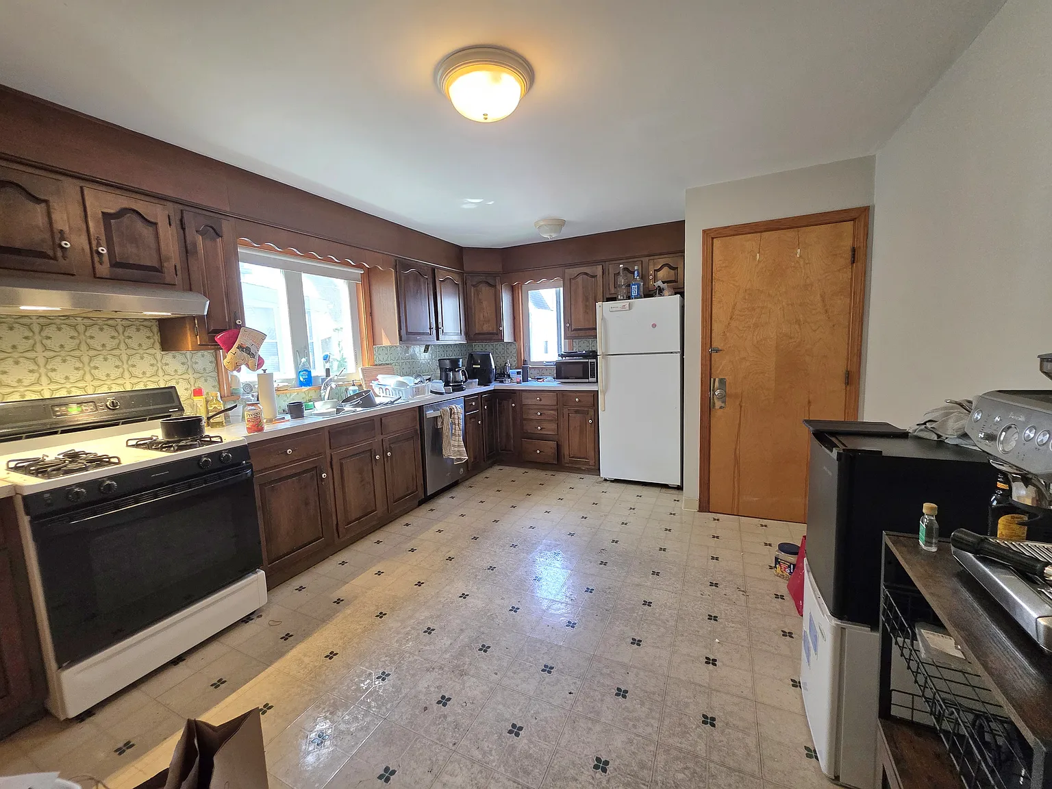 6 bed, $8,100 — Photo 1