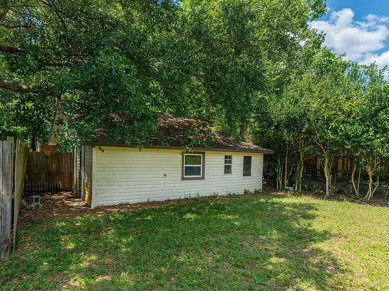 110 Green Dr — Photo 26