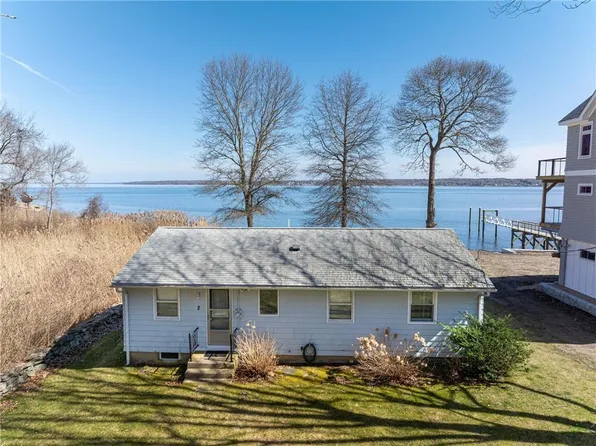 2 Riptide Dr N, Saunderstown, RI 02874