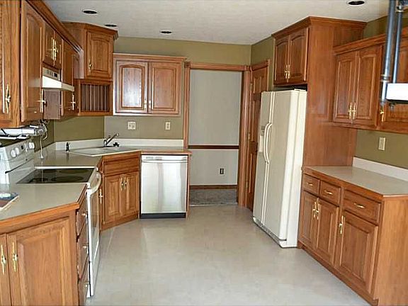 3rd image of 318 Carol Ct