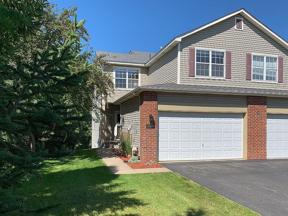 2-Story Townhome w/ Basement