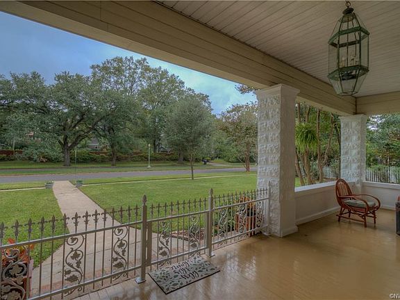4th image of 902 Robinson Pl
