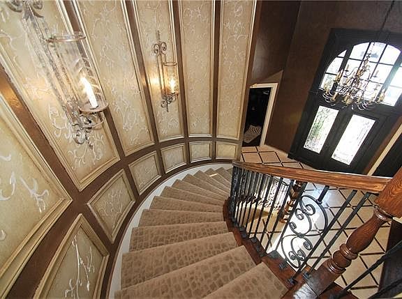 3rd image of 919 Parkwood Ct