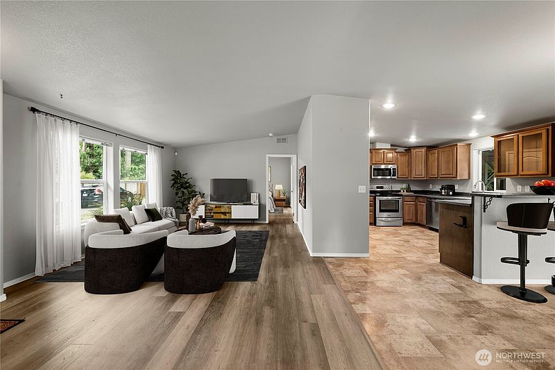 4th image of 405 415th Avenue SE