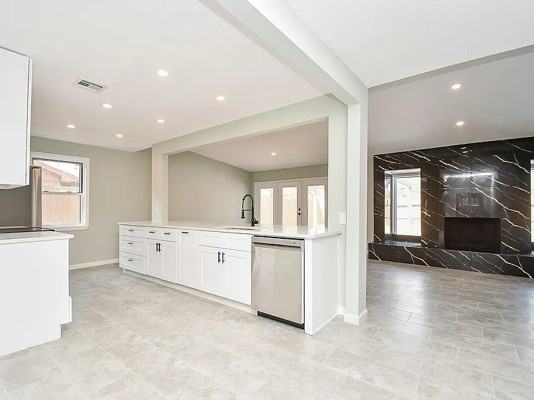 5850 Duxbury St — Photo 16