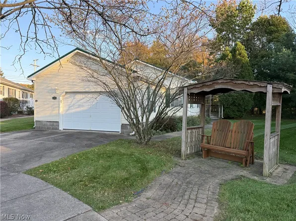 135 Phoenix Dr NW, Dover, OH 44622