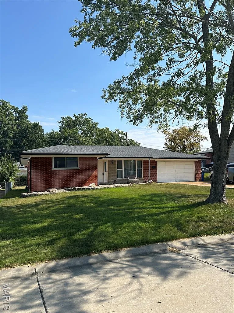807 Walden Dr photo 1
