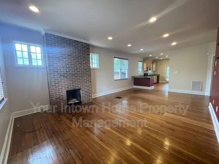 639 Somerset Ter NE — Photo 5