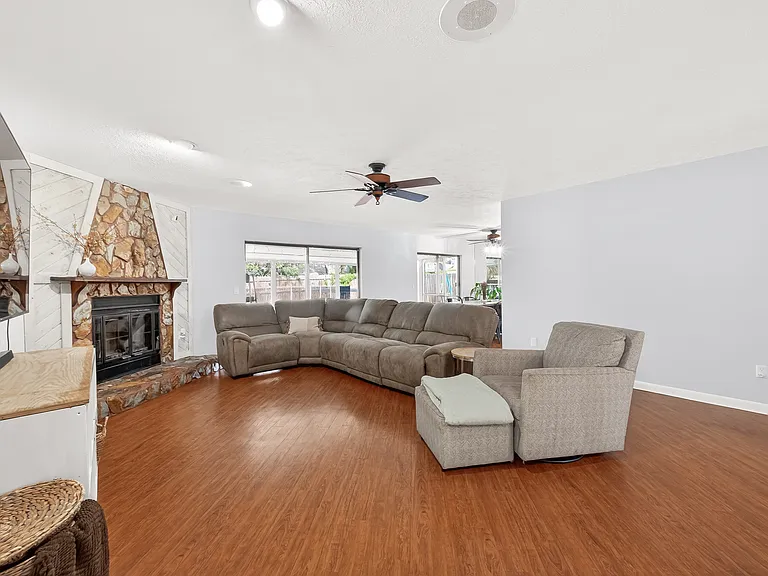 18322 Swan Lake Dr — Photo 2