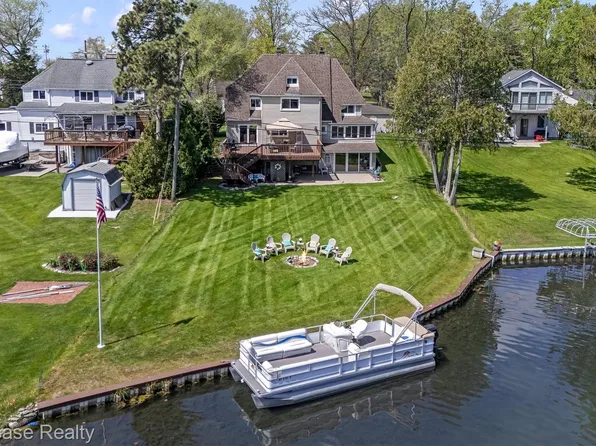 4693 Forest Ave, Waterford, MI 48328
