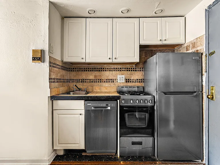 113 W 15th St #3E — Photo 4