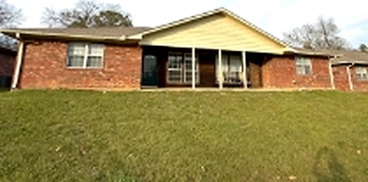 2 bed, 1105 sqft, $1,050 — Photo 1