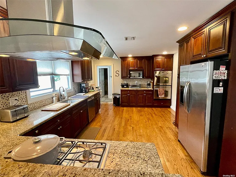 11 Charlotte Pl — Photo 4