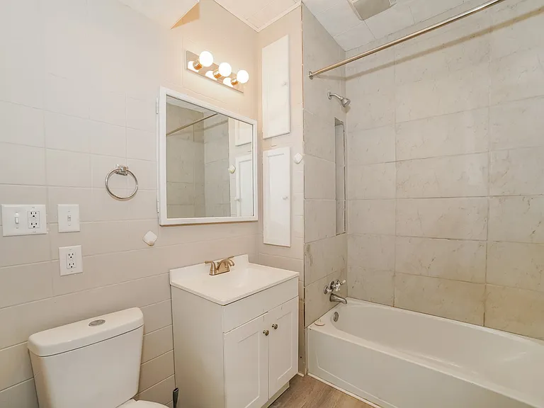 1656613_029_bathroom_13504726.jpg