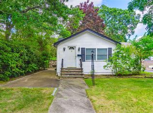 5 Plandome Pl, Selden, NY 11784