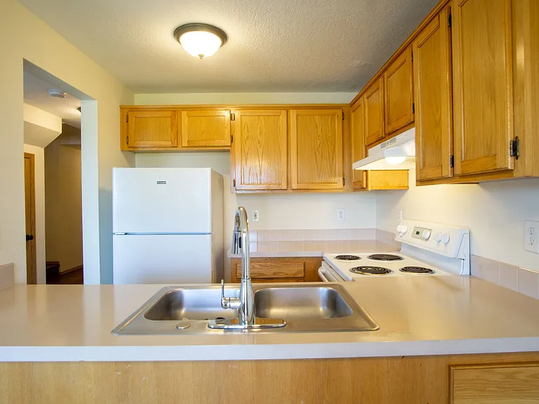Great Piedmont 3 Bdr Townhouse w/Fireplace, DW + Garage! — Photo 7
