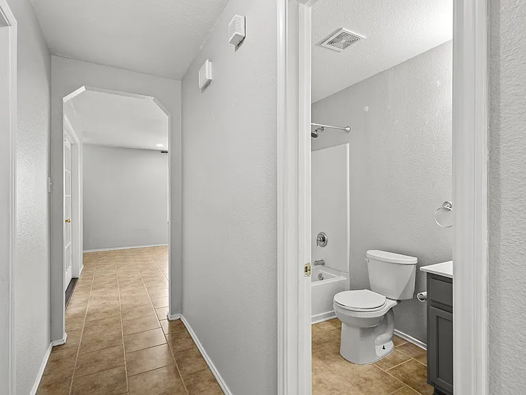 140 Katie Ct — Photo 2