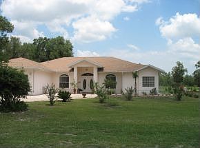 Home sits back from Hwy