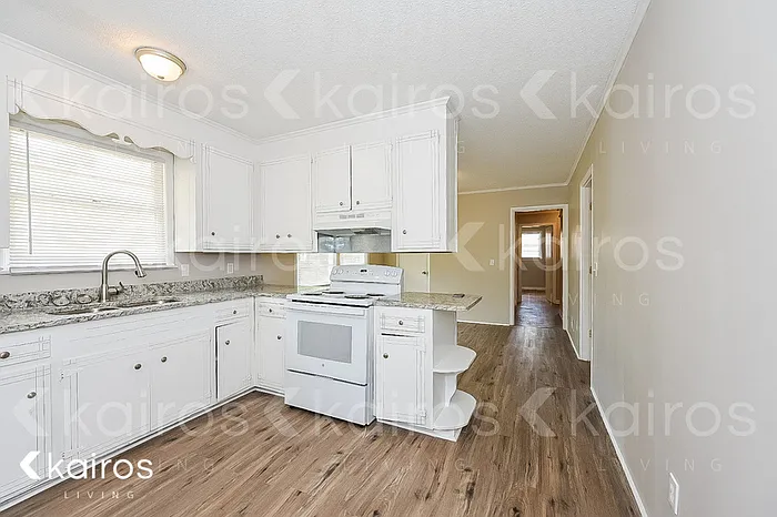 313 Shoreditch Dr — Photo 5