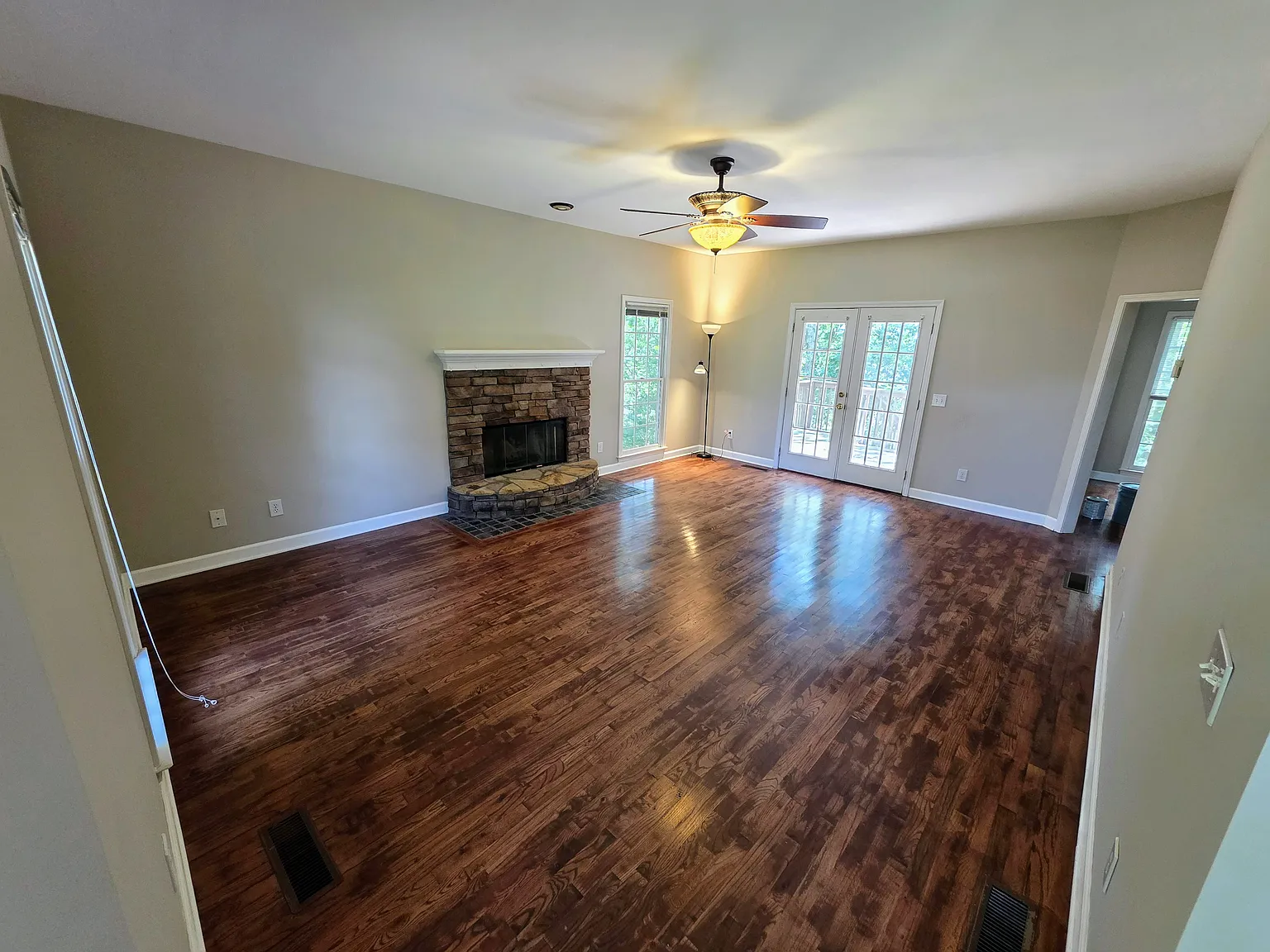 5 bed, 3.5 bath, 3214 sqft, $2,500 — Photo 4