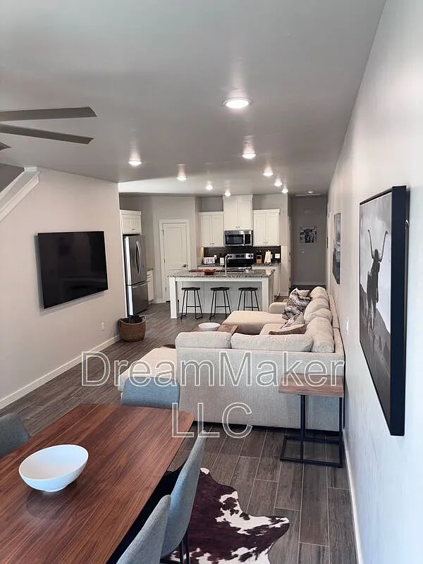 4 bed, 2.5 bath, 2201 sqft, $2,795 — Photo 4