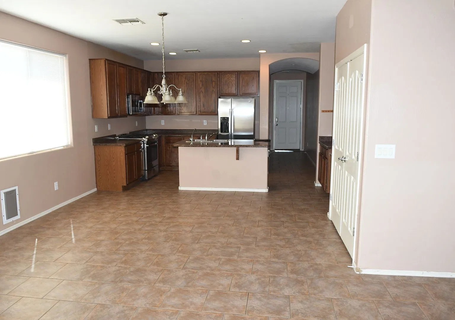 Ideal 4 Br + Den 3 Ba 2 Cg Home Near Loop 202 and Lower Buckeye Rd in Tolleson — Photo 4