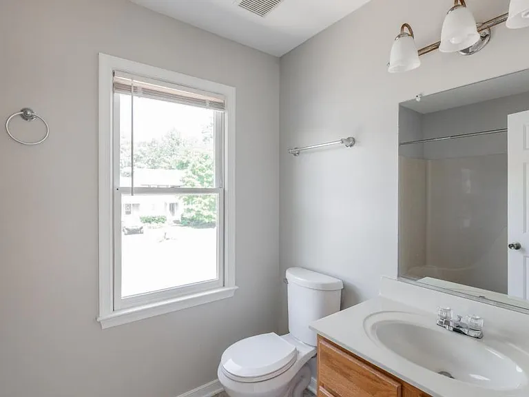 8915 Castle Point Dr — Photo 33