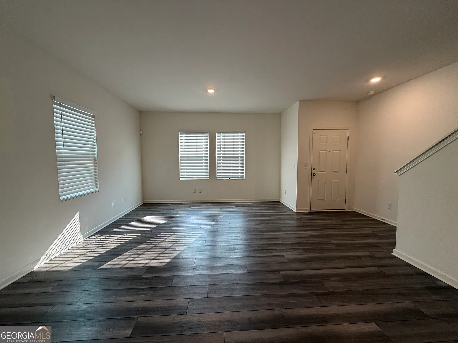 3 bed, 2.5 bath, 1594 sqft, $2,050 — Photo 2