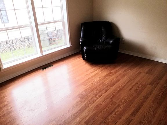 5th image of 449 Eastland St