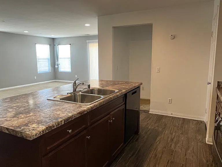 160 Yosemite Ave — Photo 4