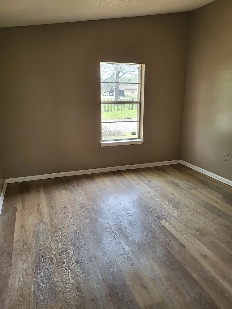 3 bed, 1.0 bath, 1050 sqft, $1,275 — Photo 3