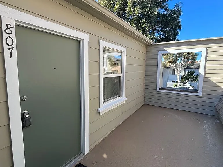 807 Jamaica Ct — Photo 2