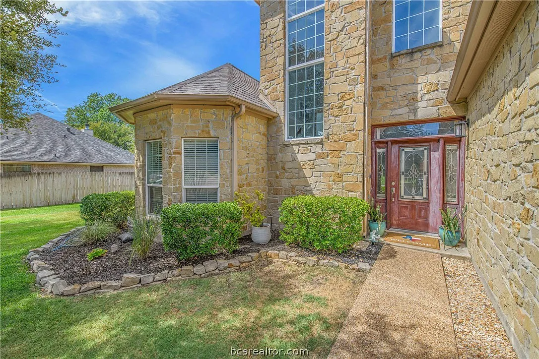 4 bed, 2.5 bath, 2334 sqft, $2,800 — Photo 2