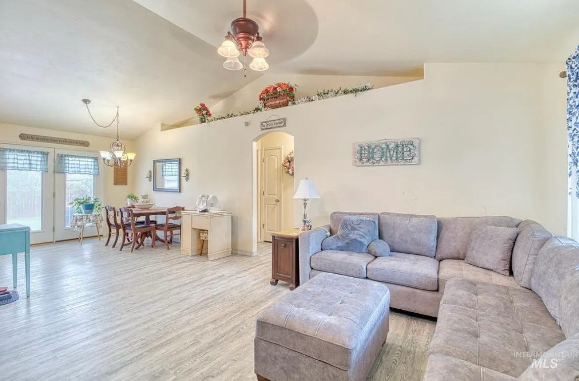 3 bed, 1220 sqft, $1,900 — Photo 3