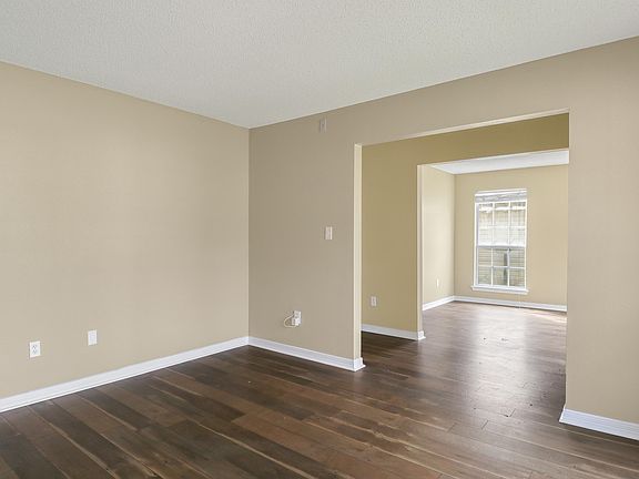 4th image of 10484 Steeplechase Dr