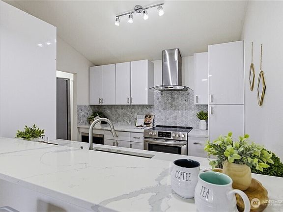 5th image of 11630 NE 70th Place Unit D