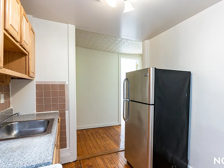 33 Montrose Ave #3T — Photo 7