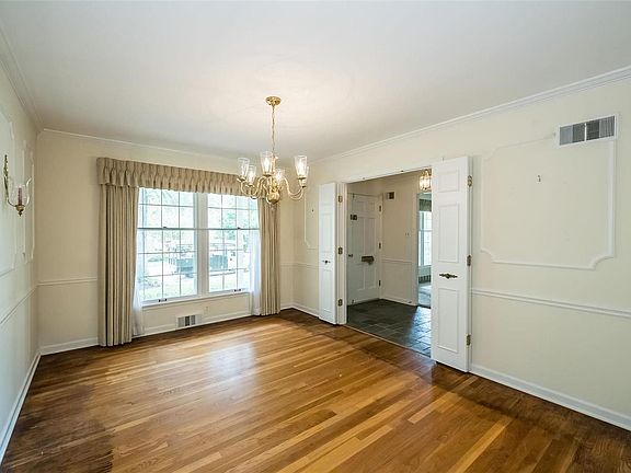 5th image of 1601 Bennett Ave