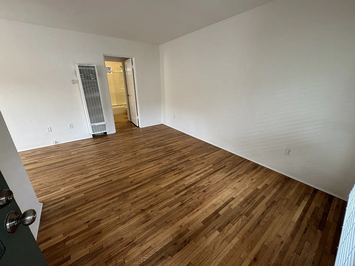 Building Photo - 1801 Cable St #1807