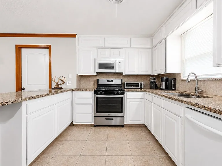 5813 Russell Ln — Photo 3