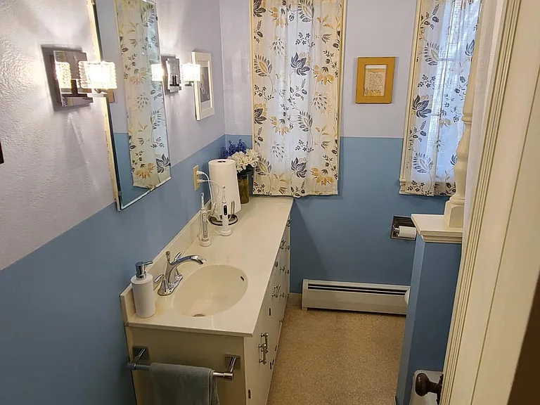 Lower 1/2 bath