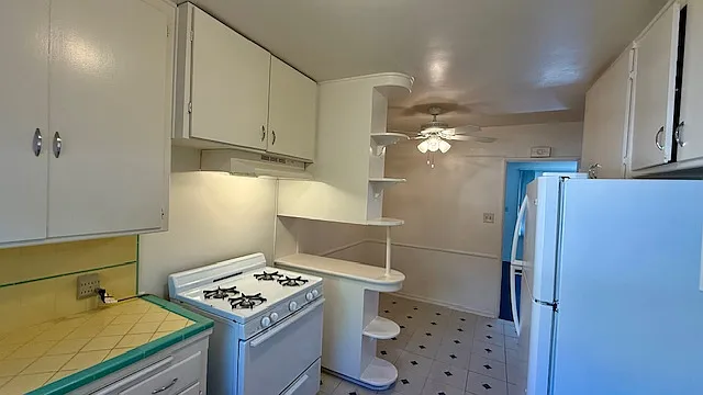 Large Eat-in Kitchen w/ Refrigerator and gas stove/oven